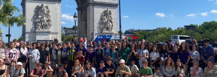 ASAP students in paris in front of the Arc de Triomphe
